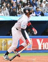 ３回、サンタナは左越えに２号勝ち越しソロを放つ（撮影・佐藤厚）
