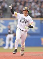 ８回、左越え２ランを放ちポーズを決める海野（撮影・開出牧）