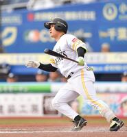 ８回、左越え２ランを放つ海野（撮影・開出牧）