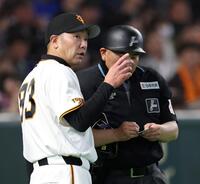 ８回の攻撃を終え、投手交代をする阿部監督（撮影・伊藤笙子）