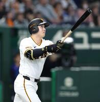 ３回、右越え２ランを放つ泉口（撮影・伊藤笙子）