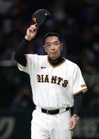 逆転勝ちでカード勝ち越しを決めた阿部監督（撮影・伊藤笙子）