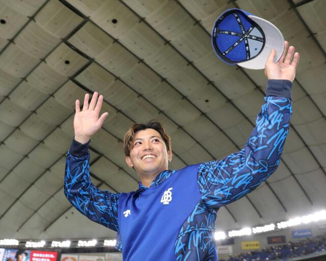 　ヒーローインタビューの後、スタンドに手を振る東（撮影・西岡正）