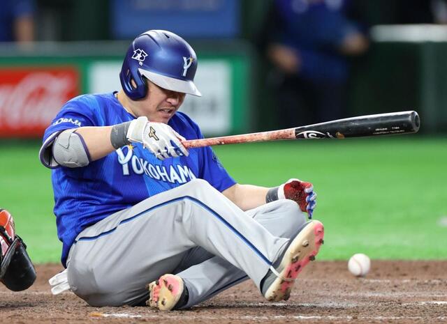 DeNA筒香が左膝に死球受けて途中交代