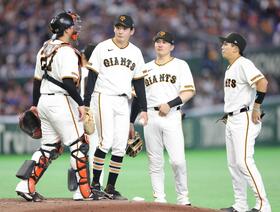 ５回のピンチで竹丸の元へ集まる巨人ナイン（撮影・西岡正）