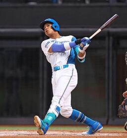 ６回、３ランを放つを放つ万波