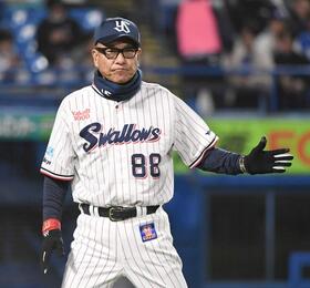 　７回終了後、選手交代を告げベンチに戻る池山監督（撮影・佐藤厚）