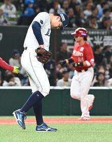 ４回、黒川（右）に３点本塁打を打たれた渡辺（撮影・持木克友）