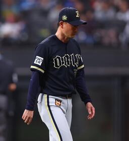 ７回、山崎の交代を告げ、ベンチに戻る岸田監督（撮影・中島達哉）