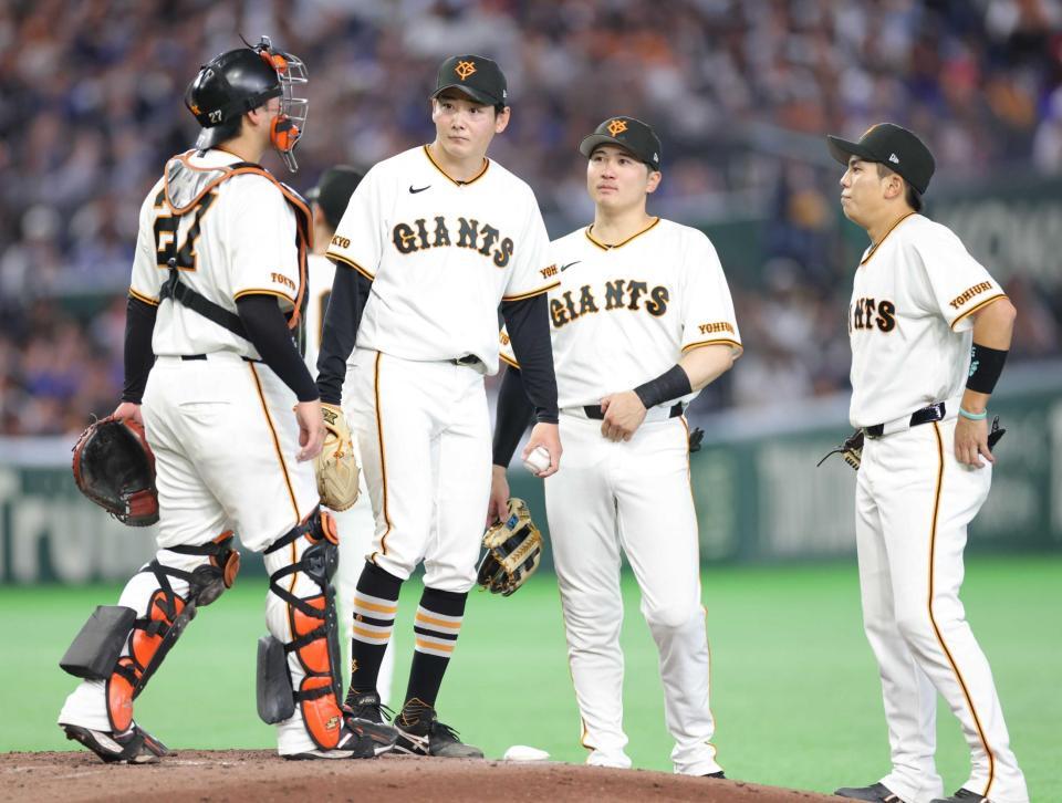 ５回のピンチで竹丸の元へ集まる巨人ナイン（撮影・西岡正）