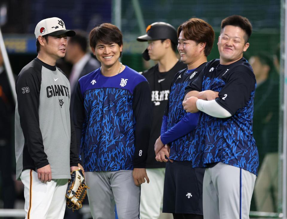 試合前談笑する（左から）亀井コーチ、神里、石田裕、牧（撮影・伊藤笙子）