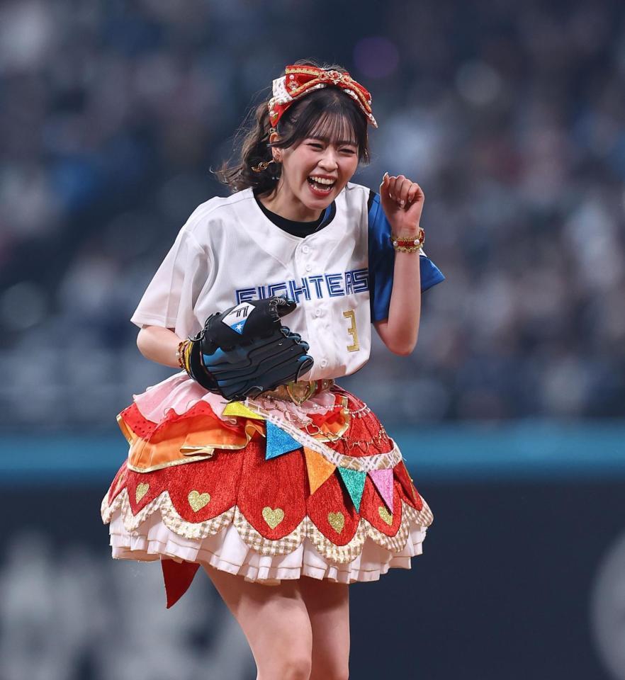 ファーストピッチセレモニーで投球し、笑顔を見せる超ときめき♡宣伝部・坂井仁香（撮影・中島達哉）