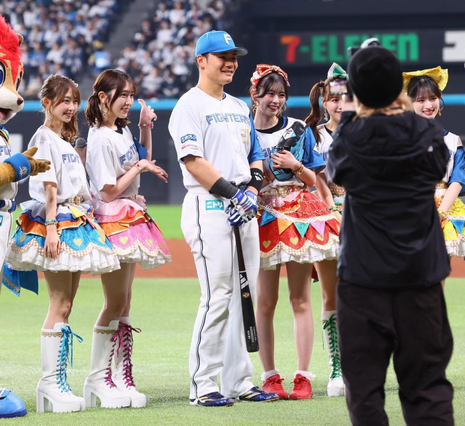 超ときめき♡宣伝部と記念撮影に応じる清宮幸（中央）＝撮影・中島達哉