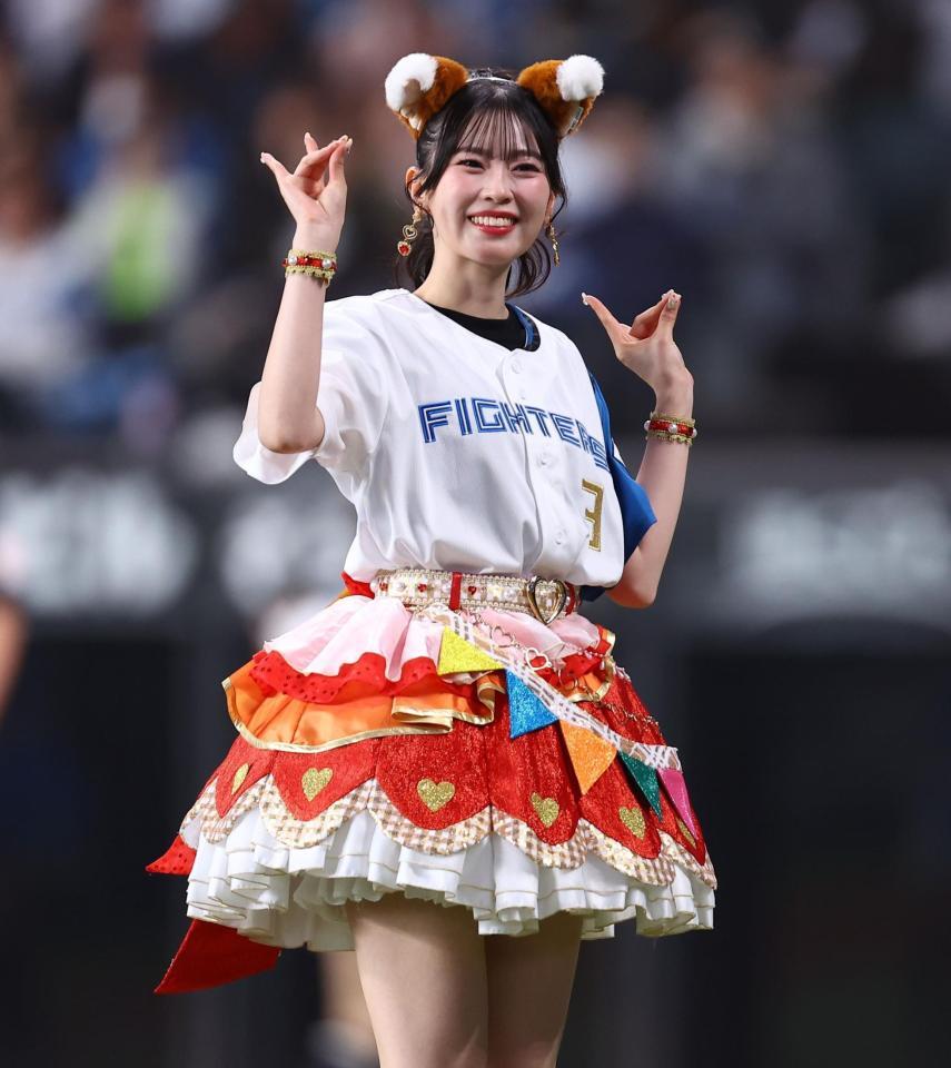 きつねダンスを踊る超ときめき♡宣伝部・坂井仁香（撮影・中島達哉）