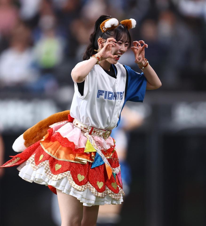 きつねダンスを踊る超ときめき♡宣伝部・坂井仁香（撮影・中島達哉）
