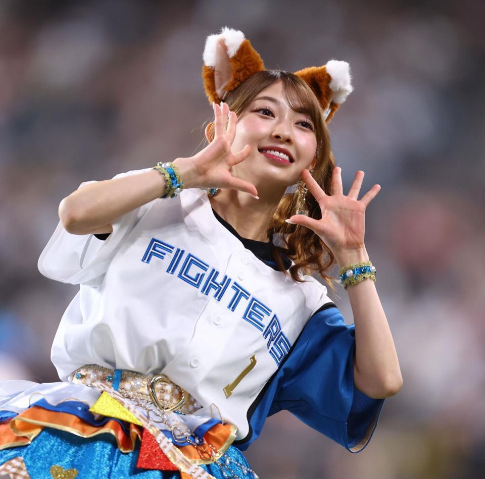 きつねダンスを踊る超ときめき♡宣伝部・辻野かなみ（撮影・中島達哉）
