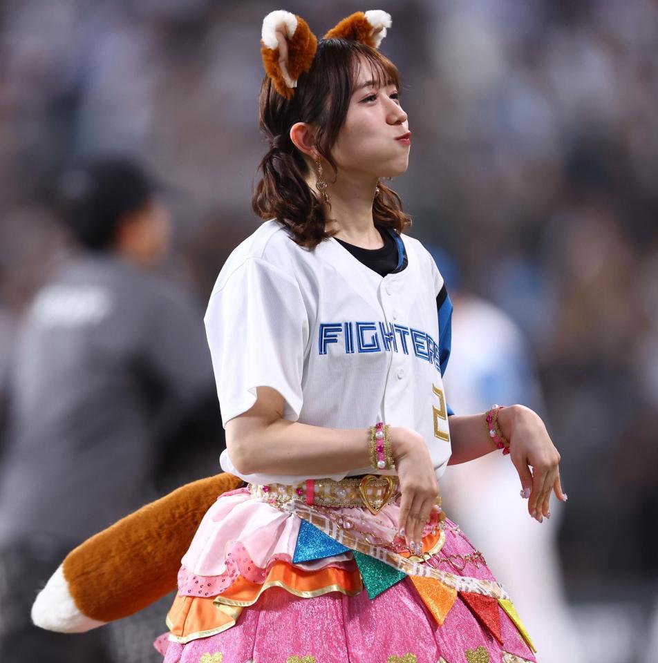 きつねダンスを踊る超ときめき♡宣伝部・小泉遥香＝エスコンフィールド北海道（撮影・中島達哉）