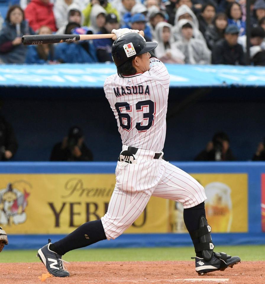 ３回、増田は中越えに２号３ランを放つ（撮影・佐藤厚）