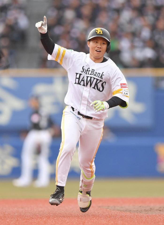 ８回、左越え２ランを放ちポーズを決める海野（撮影・開出牧）