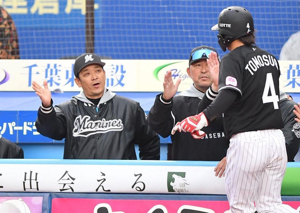 ５回、藤原の中前適時打で先制のホームを踏んだ友杉（右手前）を迎えるサブロー監督（左）＝撮影・開出牧