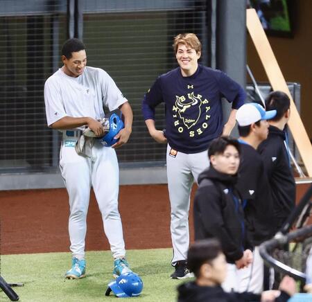 試合前、日本ハム・万波（左）に前日の死球を謝罪する九里（撮影・中島達哉）