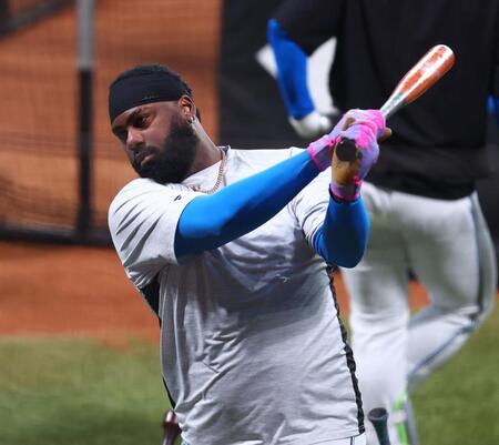 打撃練習をするレイエス（撮影・中島達哉）