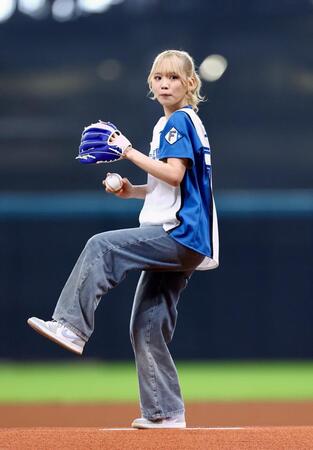 ファーストピッチセレモニーで投球するＳｏａｌａ（撮影・中島達哉）