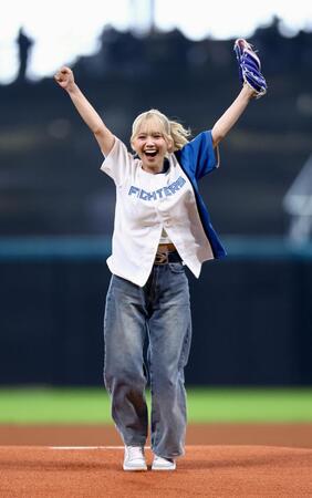 ファーストピッチセレモニーで投球し、笑顔を見せるＳｏａｌａ（撮影・中島達哉）