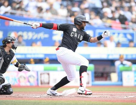 １回、ショートへの先制タイムリー内野安打を放つポランコ（撮影・開出牧）