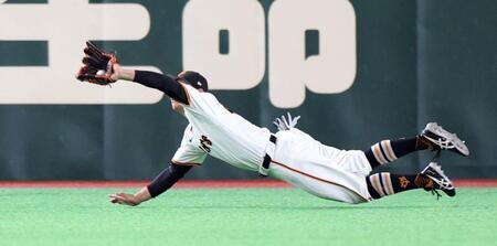 ２回、ビシエドの中飛を好捕する中堅手の佐々木（撮影・伊藤笙子）