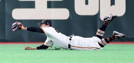 ２回、ビシエドの中飛を好捕する中堅手の佐々木（撮影・伊藤笙子）