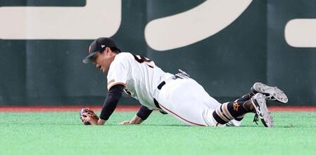 ２回、ビシエドの中飛を好捕する中堅手の佐々木（撮影・伊藤笙子）