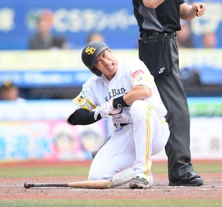 ５回、死球を受け顔をゆがめる柳田（撮影・開出牧）