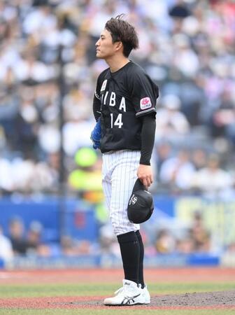 ５回、柳田に死球を与え帽子を取る小島（撮影・開出牧）