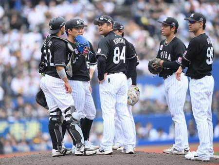 ５回、柳田に死球を与え降板した小島（左から２人目）＝撮影・開出牧