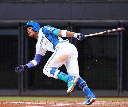 ７回、左越えに勝ち越し３ランを放つ万波（撮影・中島達哉）