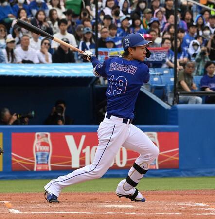 ６回、右前適時打を放つ高橋宏（撮影・持木克友）