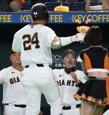 ７回、逆転の右越え３ランを放った大城（２４）を迎える阿部監督（撮影・伊藤笙子）