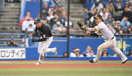 ９回、友杉のセーフティースクイズがキャッチャーゴロとなり挟殺プレーでアウトとなる三塁走者の高部（左）。三塁手・野村勇（撮影・開出牧）