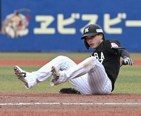 ９回、友杉のセーフティースクイズで一塁から三塁を狙うが、タッチアウトとなる小川