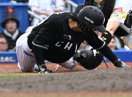 ９回、友杉のセーフティースクイズで一塁から三塁を狙うが、タッチアウトとなる小川