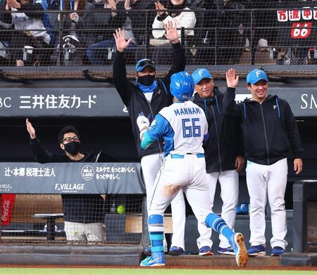 ７回、勝ち越し３ランを放った万波（６６）をハイタッチで迎える新庄監督（中央）＝撮影・中島達哉