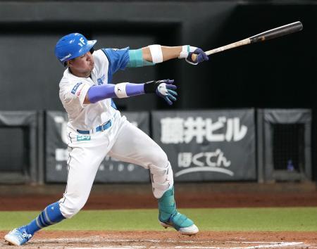 　７回日本ハム２死一、二塁、万波が左越えに勝ち越し３ランを放つ＝エスコンフィールド