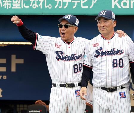 ７回、長岡の２点打に喜ぶ池山監督（左）