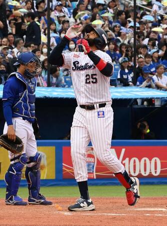 ７回、勝ち越しの中越え２点本塁打を放ちホームインするサンタナ（撮影・持木克友）