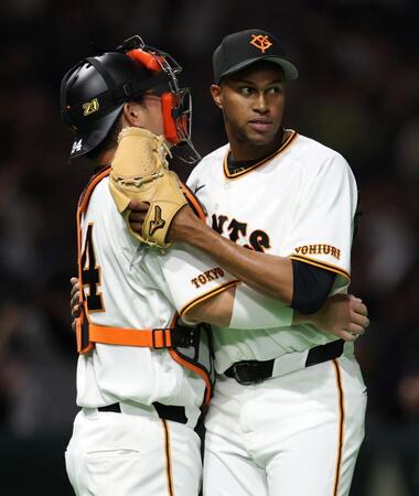 ９回を締め、大城（左）とハグを交わすマルティネス（撮影・伊藤笙子）