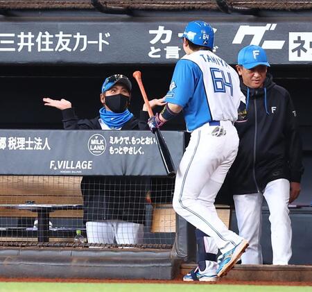 ８回、右越えにソロを放った田宮（６４）を迎える新庄監督（左）＝撮影・中島達哉