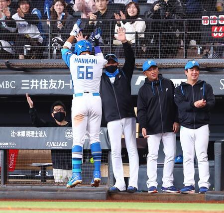 ７回、勝ち越し３ランを放った万波（６６）をハイタッチで迎える新庄監督（中央）＝撮影・中島達哉