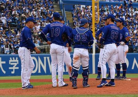 ７回途中・高橋宏に降板を告げる井上監督（右）＝撮影・持木克友