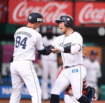 ３回、同点ソロを放ち熊代コーチ（左）に迎えられ生還する桑原（撮影・園田高夫）